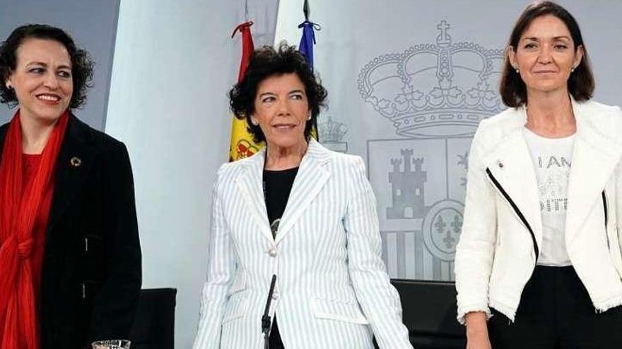 A la izquierda, la ministra de Trabajo, Magdalena Valerio; a la derecha, la de Industria, Reyes Maroto, ayer, tras el Consejo de Ministros.