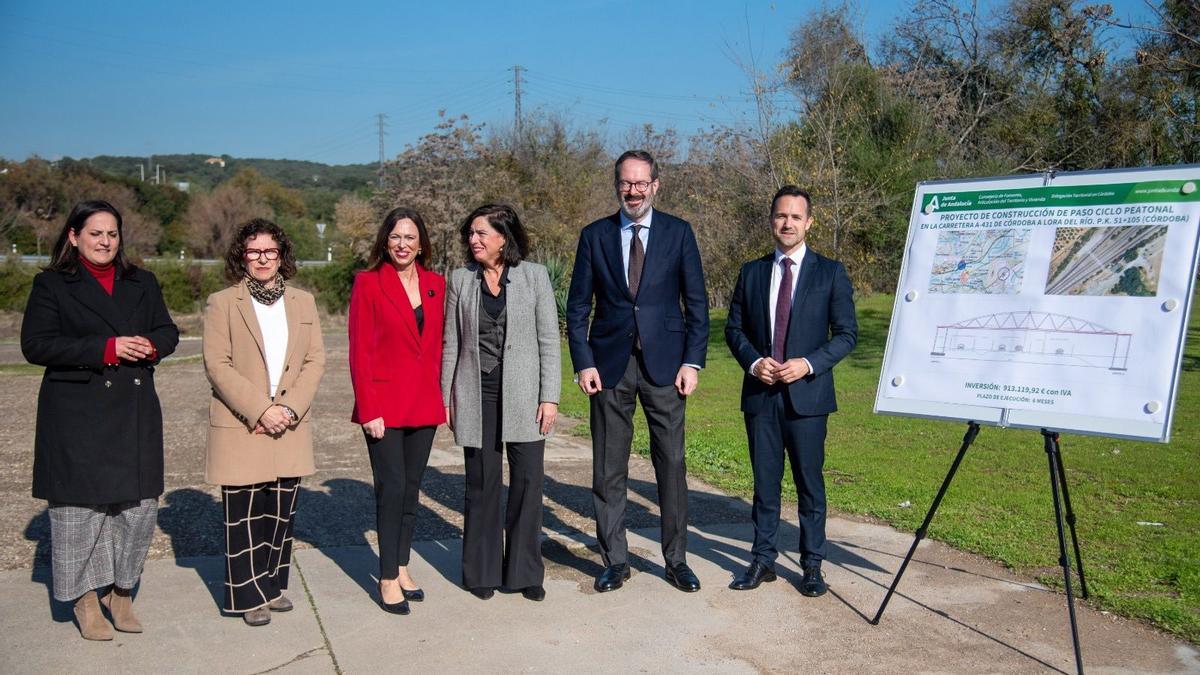 Representantes de la Junta y el Ayuntamiento en la presentación de la licitación de la pasarela sobre la A-321 en Palma del Río.