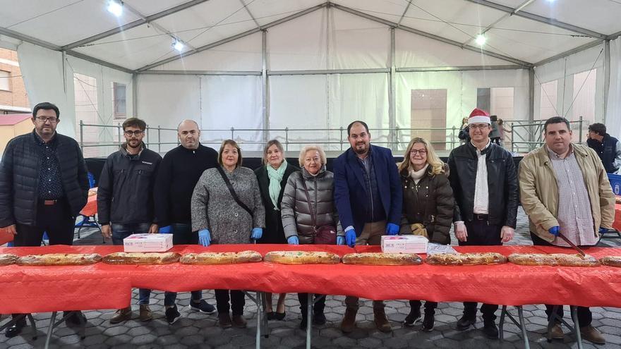 Los Alcázares y su &#039;récord solidario&#039;: un roscón de reyes de 60 metros de largo