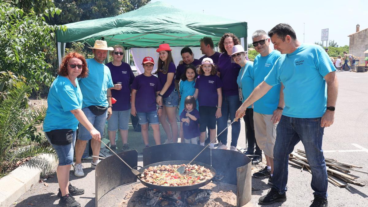 La colla Mos Juntem Pa Festes, alrededor de la paella en el Recinte Fester.