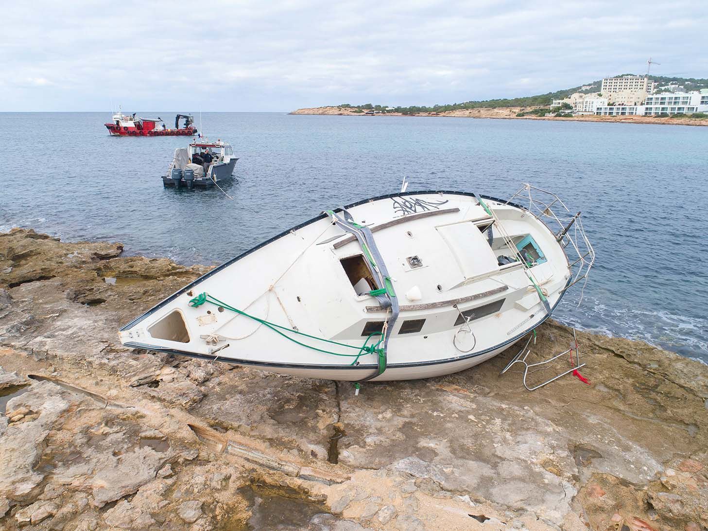 Retiran un velero varado en una cala de Ibiza desde septiembre.