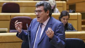 El ministro de Inclusión, Seguridad Social y Migraciones, José Luis Escrivá, durante la sesión de control al Gobierno en el pleno del Senado, el pasado martes. EFE/ Kiko Huesca