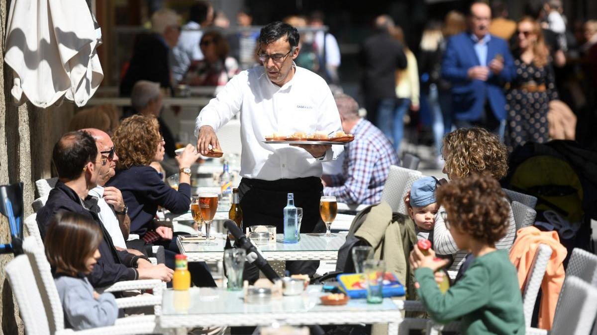 Una terraza en Sanxenxo en época estival el pasado año. // G. Santos