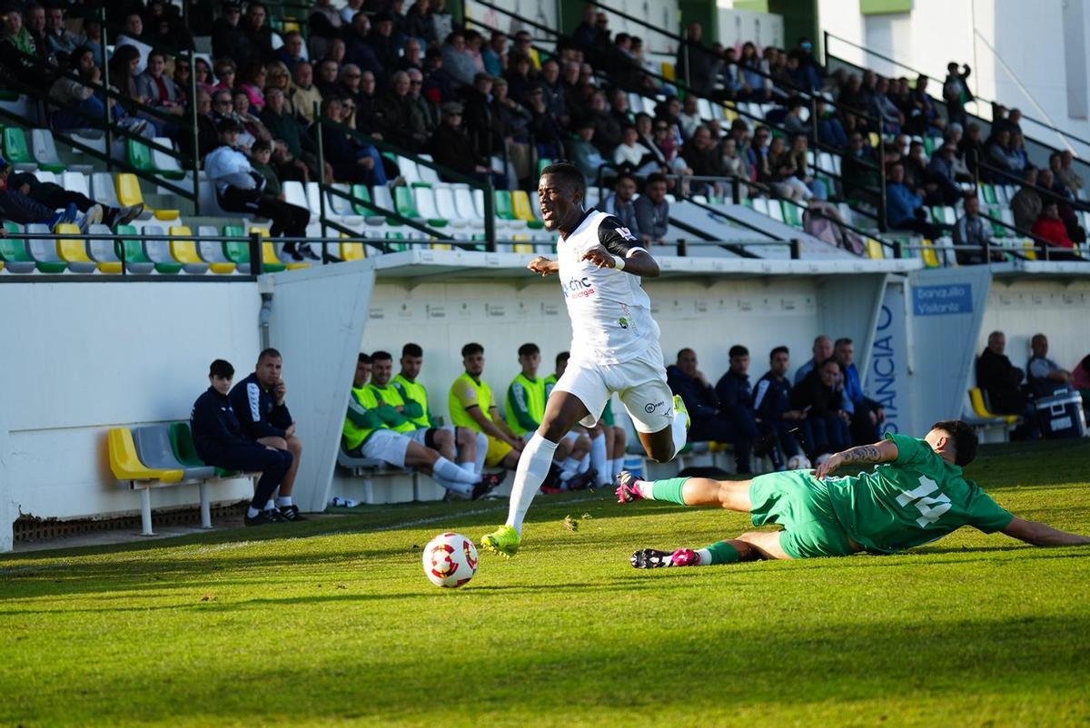 Lance entre el CD Pozoblanco y el Internacional de Sevilla