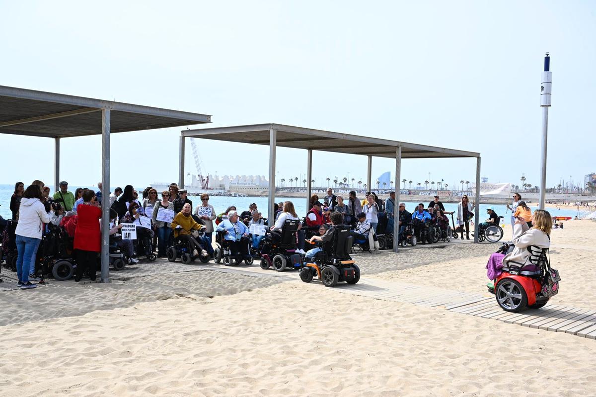 Protesta por el retraso en el baño asistido en las playas de Barcelona