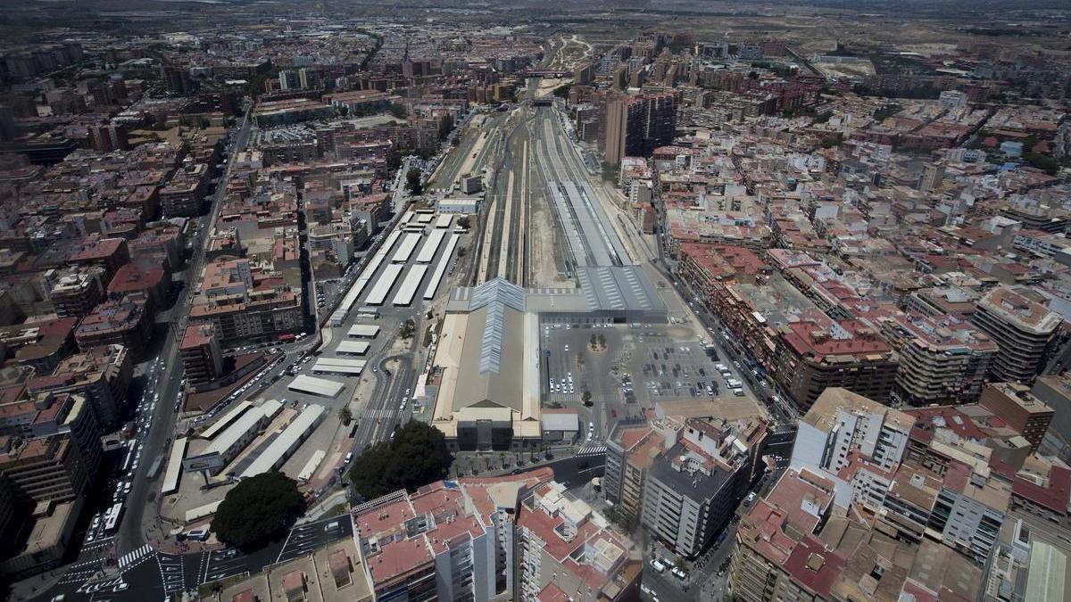 Vista aérea del entorno de los terrenos bajo los que se quiere construir la intermodal del TRAM, junto a la estación de Renfe