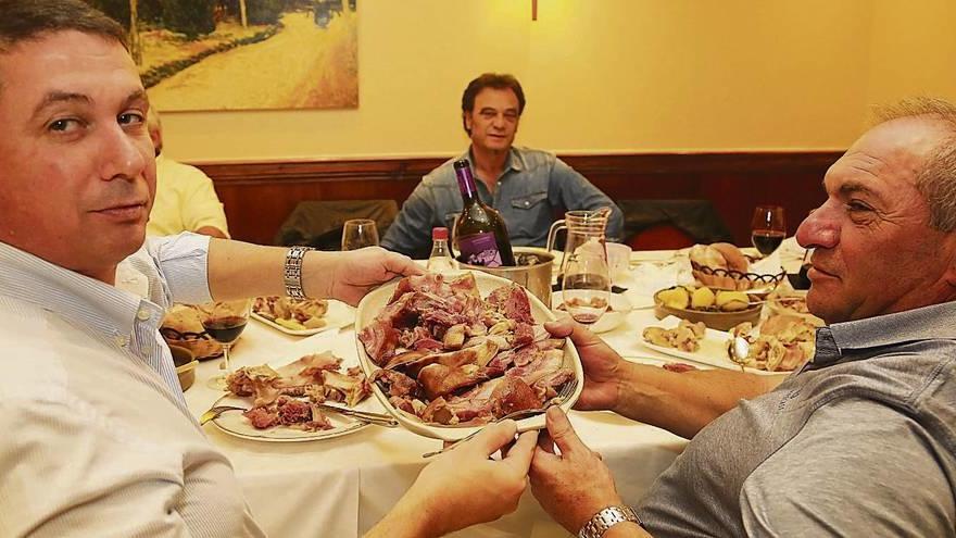 Asistentes a uno de los almuerzos a base de cocido celebrados en el restaurante Solaina. // Muñiz