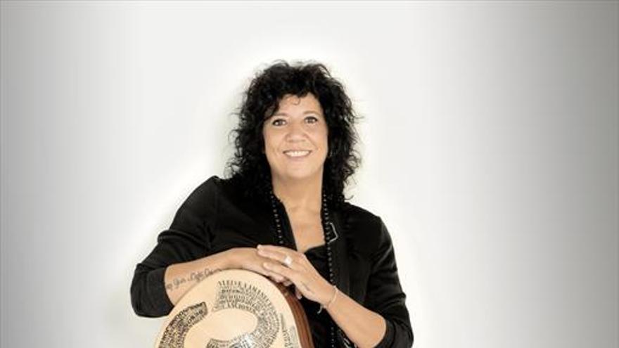 Rosana, cantautora: «Quedarme en bolas en un papel es obligatorio»