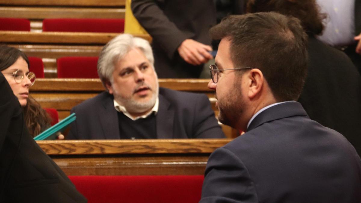 El president de la Generalitat, Pere Aragonès, de perfil amb el president de Junts al Parlament, Albert Batet, en segon pla