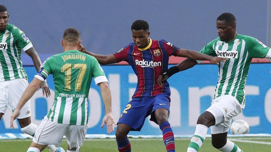 El delantero azulgrana Ansu Fati disputa un balón ante el Betis.