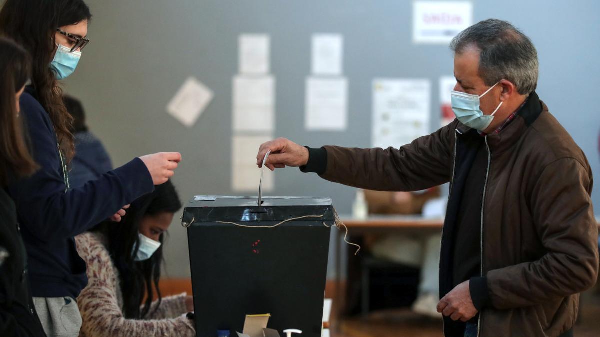 Un hombre vota en un colegio de Lisboa.