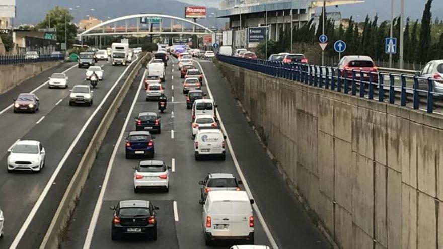 Regen legt Ringautobahn auf Mallorca lahm