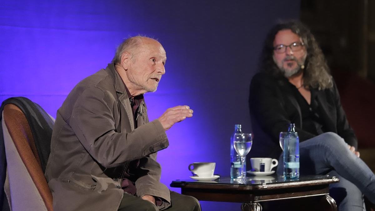 El pintor Antonio López (izda.) y el escultor Noé Serrano, durante su intervención en el Círculo de la Amistad..jpg