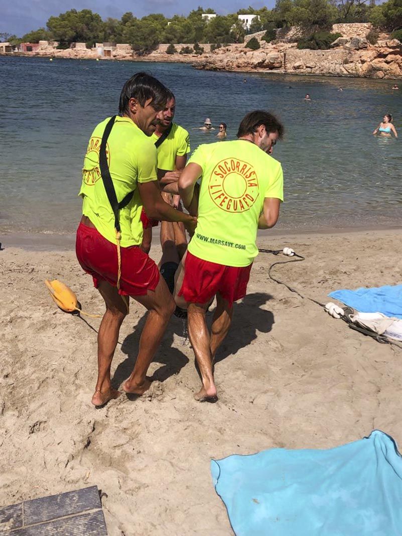Así ha sido el simulacro de un vertido de aceite y un rescate de un bañista arrollado por una moto de agua en Ibiza