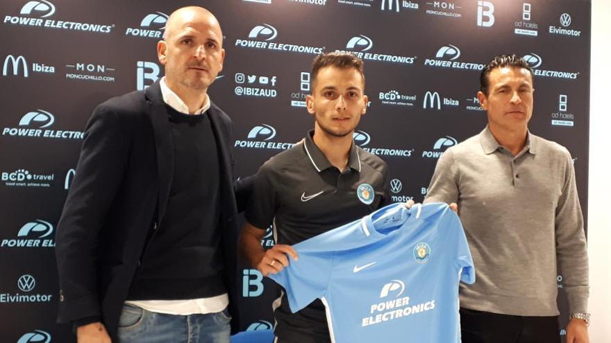 Fernando Soriano, director deportivo, Borja Martínez y Amadeo Salvo, presidente de la UD Ibiza, en la presentación del nuevo fichaje del club.