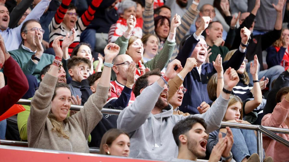La Marea Roja anima al Casademont Zaragoza durante el partido de Euroliga contra el Mersin en el Príncipe Felipe.