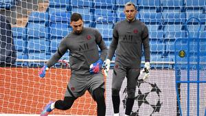 Donnarumma y Keylor, calentando en el Bernabéu | AFP