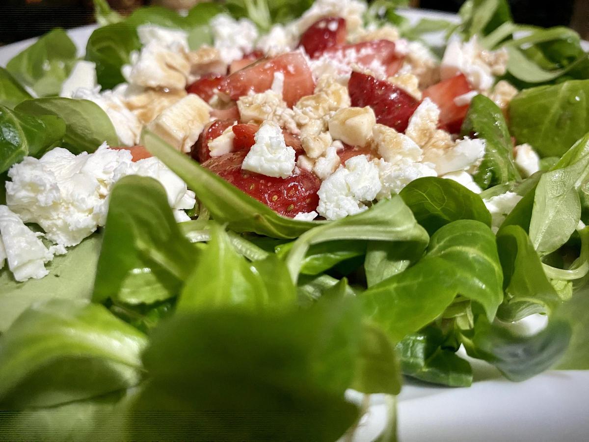 Ensalada de fresas, feta y vinagreta de vermut