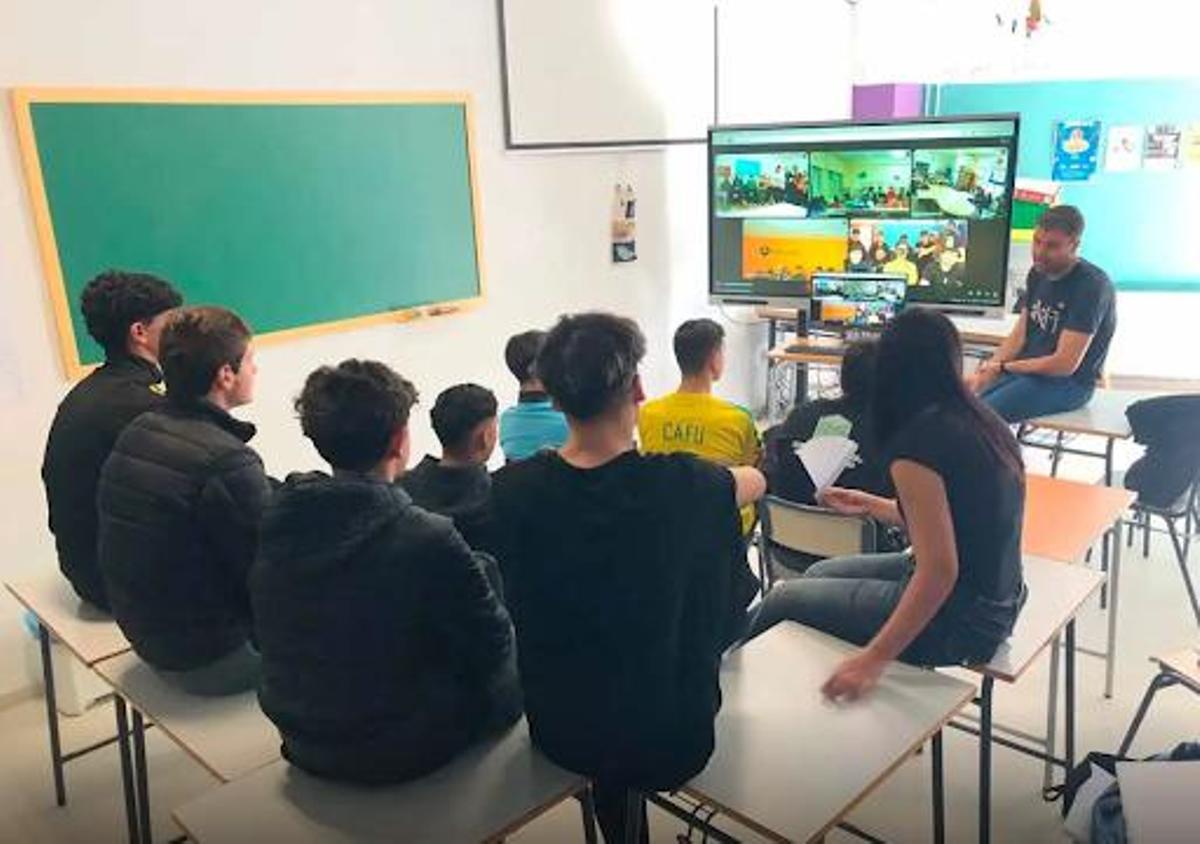 Alumnado y docentes de varios institutos extremeños participantes.