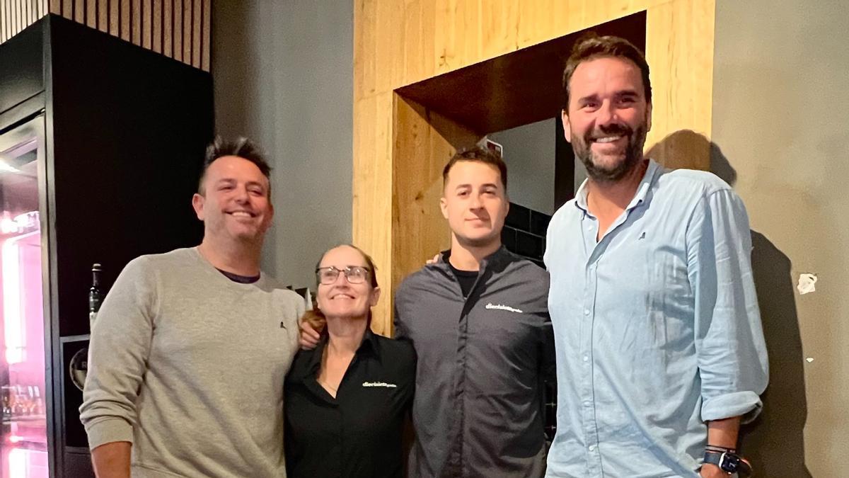 Los propietarios José Pérez y Pau Bestard, junto a la maitre Beatriz Pozo y el cocinero Franco Pallarès.