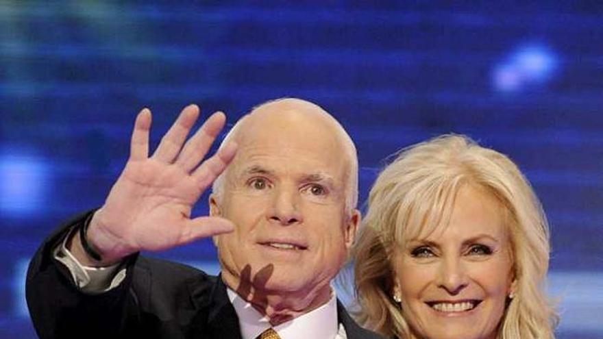 McCain y su esposa Cindy saludan tras la conclusión de su discurso
