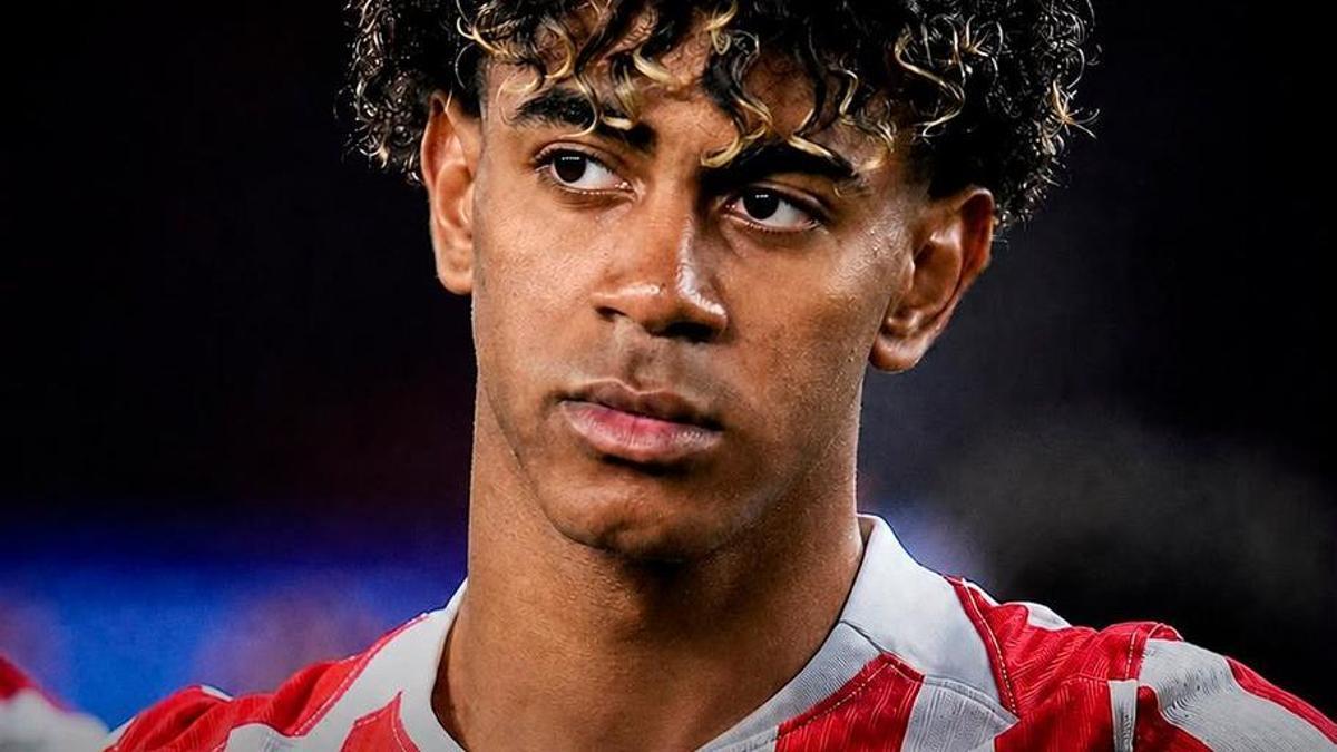 Lamine Yamal vestido con la camiseta del Atlético de Madrid.