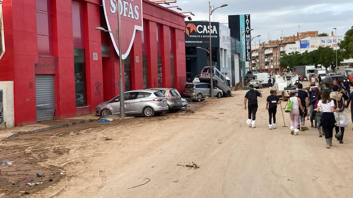 GALERÍA | El camión de Vezdemarbán llega a la zona de la DANA GALERÍA | El camión de Vezdemarbán llega a la zona de la DANA