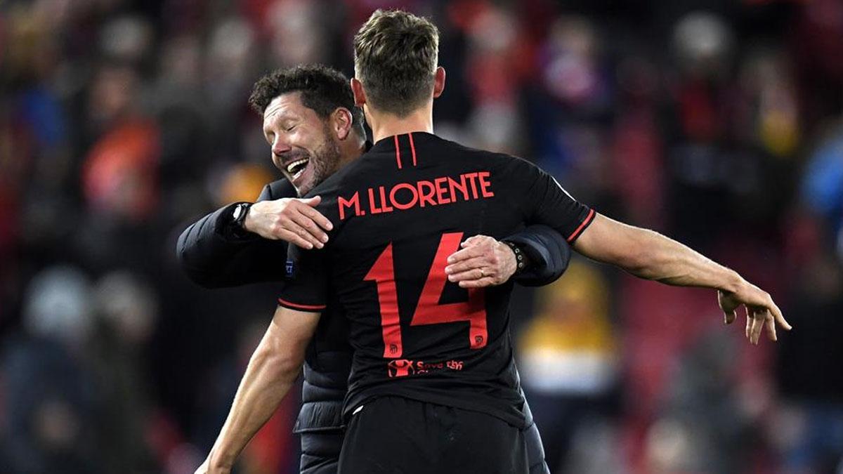 Diego Simeone se abraza a un Marcos Llorente que ha respondido con éxito a todos sus desafíos