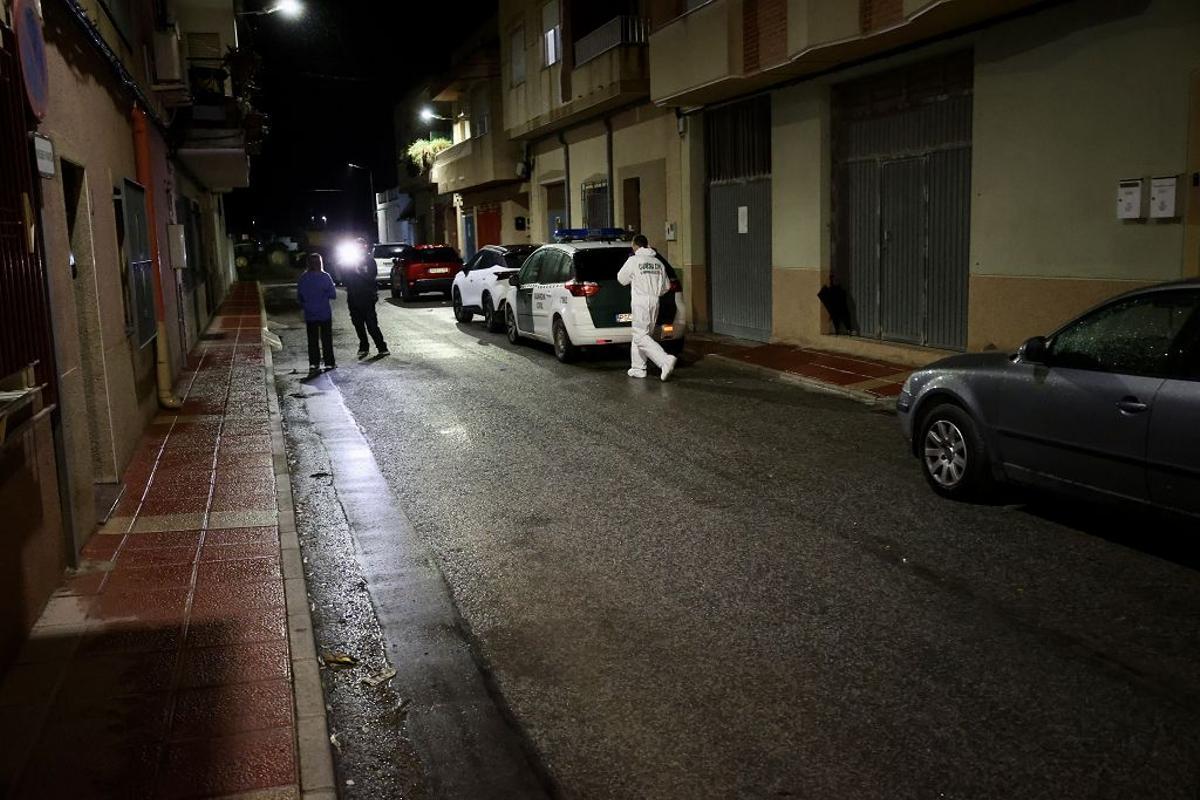 La Guardia Civil, en las puertas de la vivienda donde se ha producido el crimen de Librilla