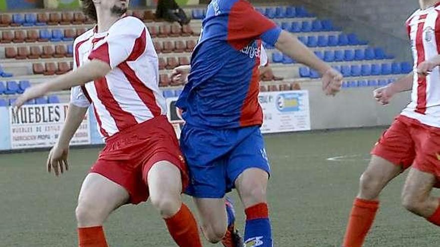 Villa intenta llevarse el balón ante el central del Candás Saúl.