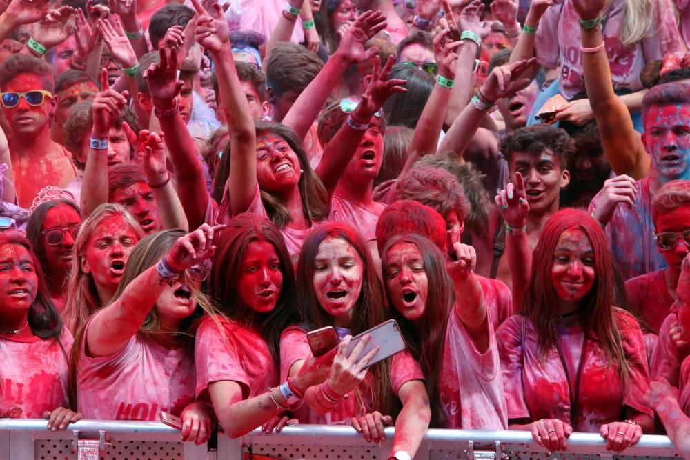 Miles de "corredores" participan en una nueva edición de la Holi Run en Vigo