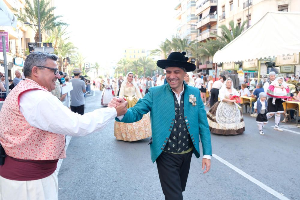 Los festeros aprovechan la Ofrenda para protestar contra la violencia de género con flores y lazos morados