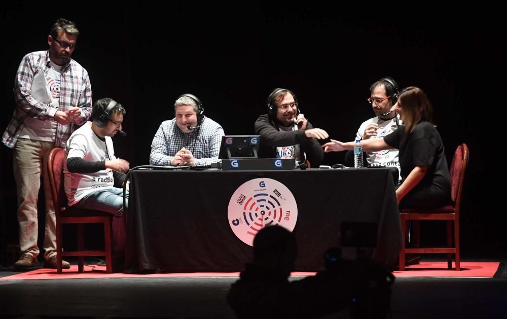 La cuarta edición del programa de radio en directo que organizan profesionales de siete emisoras de la ciudad recauda fondos para la Asociación Gallega de Ludópatas Rehabilitados, Agalure.