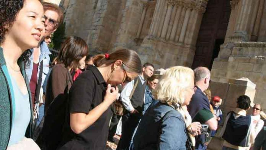 Expertos en turismo durante una visita a la capital y la provincia.