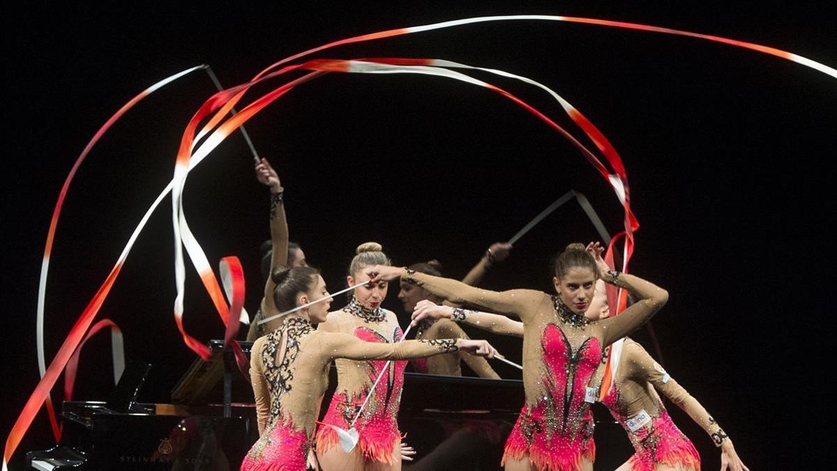 El equipo español de gimnasia rítmica, en los Campeonados del Mundo celebrados en Stuttgart en octubre del 2015.