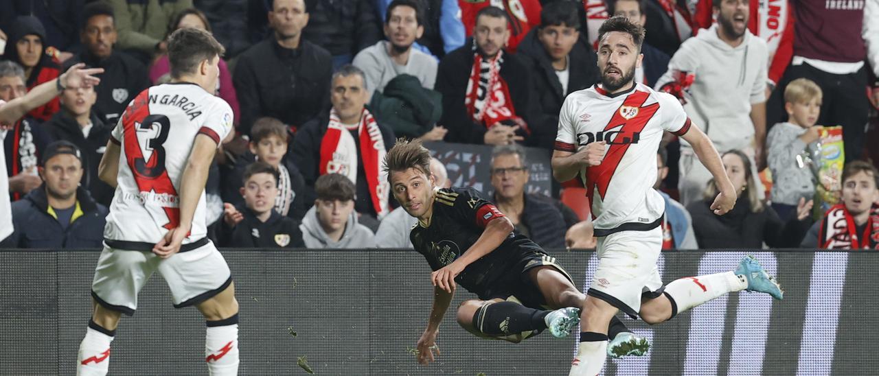 Kevin golpea el balón durante el partido de ayer.