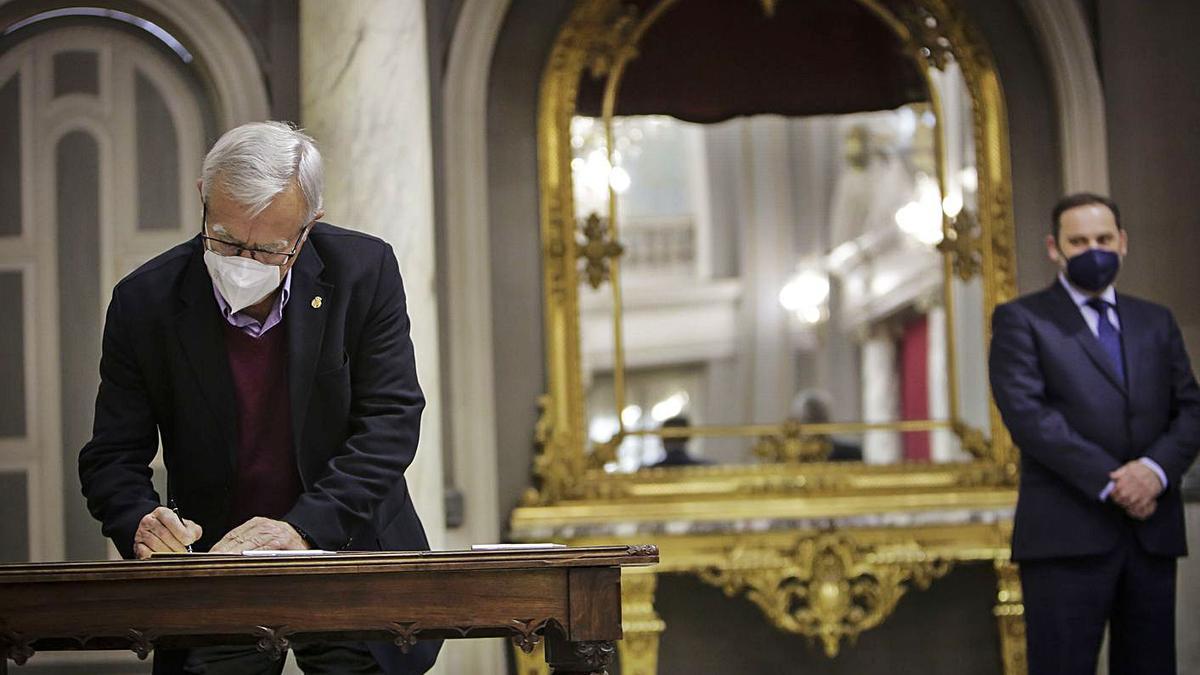 Joan Ribó firma la adhesión a la Agenda Urbana Española en presencia del ministro Ábalos. | LEVANTE-EMV