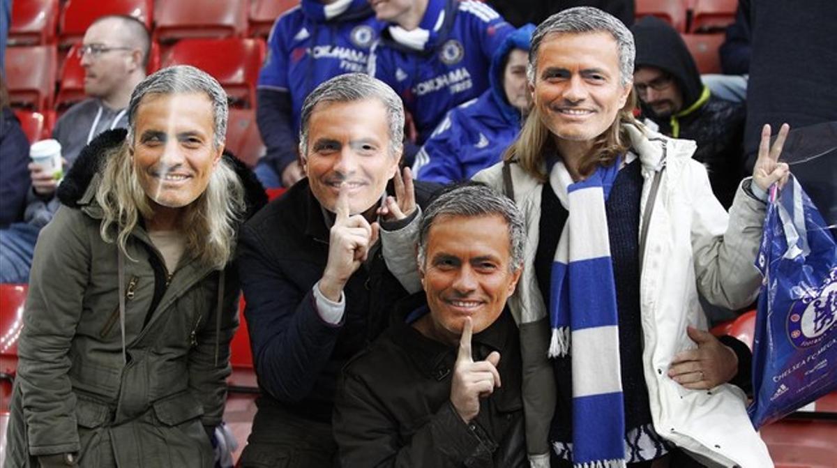 Seguidors del Chelsea amb caretes de Mourinho a la grada del Britannia Stadium, abans de consumar-se la derrota dels blues davant l’Stoke City.