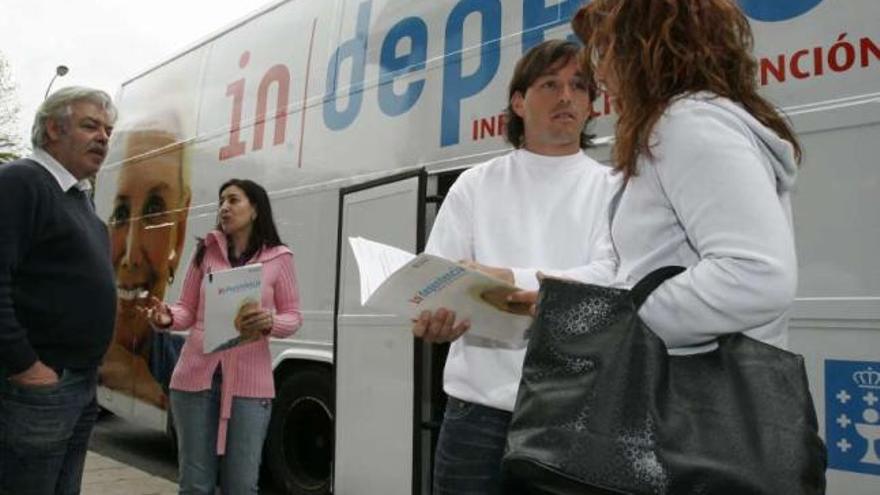 Campaña informativa sobre prestaciones a la dependencia celebrada en 2009. / casteleiro