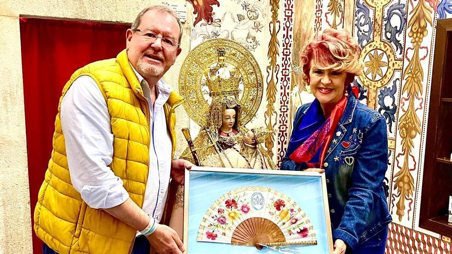 La pintora Carmina Santos dona un abanico a la Virgen de la Montaña de Cáceres