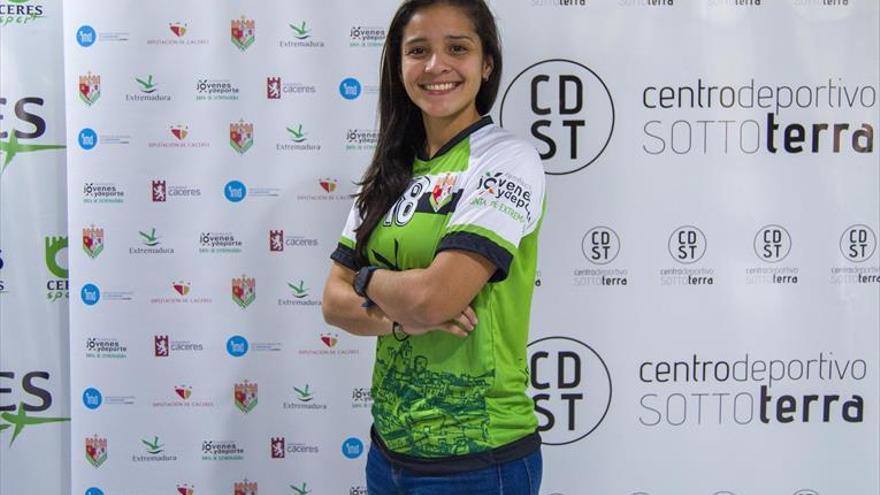 Mai Astudillo, del Femenino Cáceres, convocada por la selección venezolana