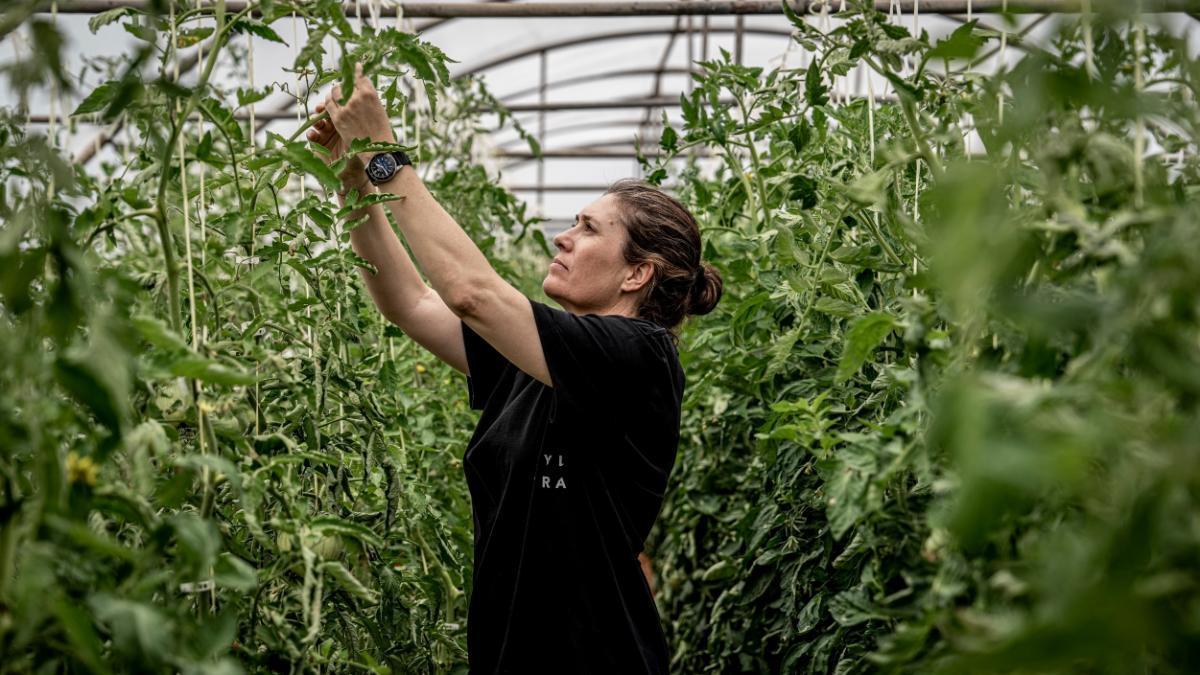 Maca de Castro trabajando en su huerta