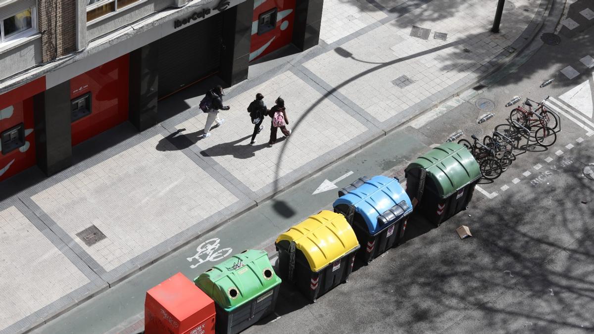 Contenedores de basura en Zaragoza, en una imagen de archivo.