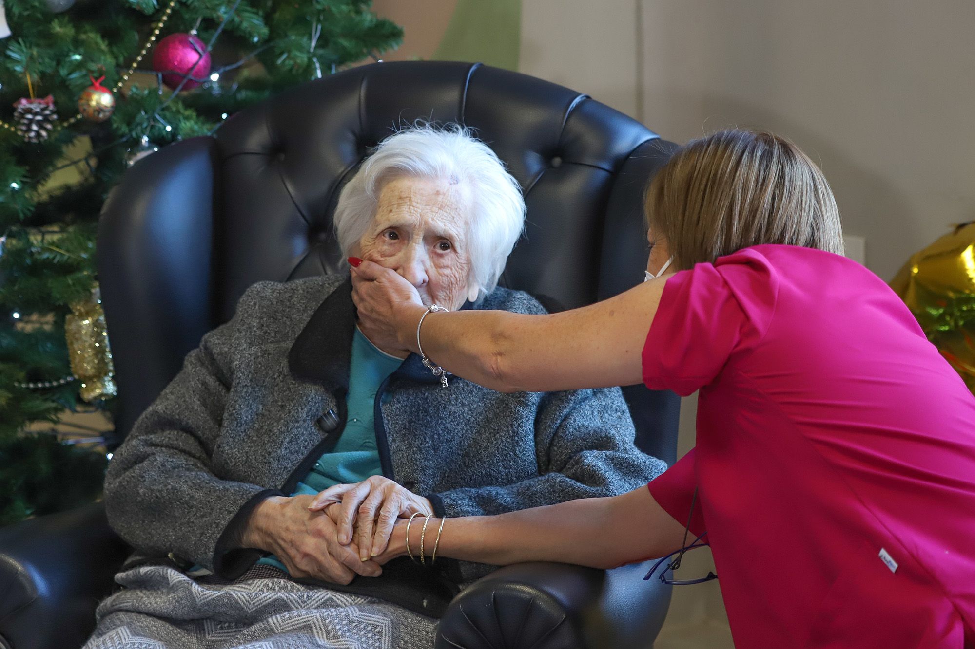 Una anciana de un geriátrico de Redován, vacunada el día de su 102 cumpleaños