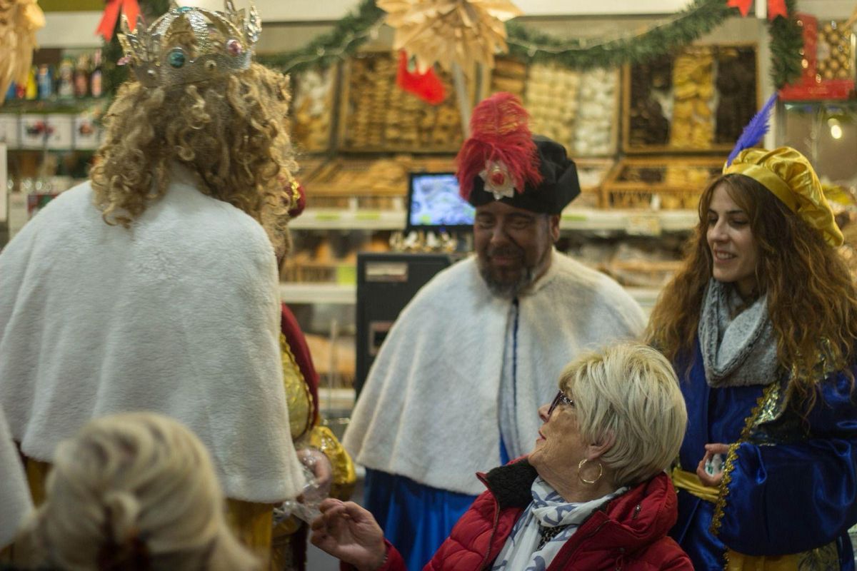 Magia, regalos y chocolate con churros: los Reyes Magos visitan el barrio de Pinilla