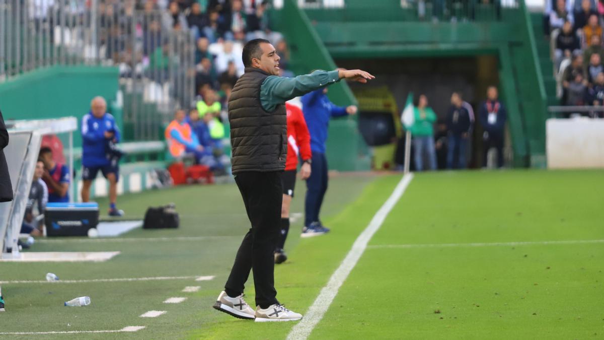 Germán Crespo da instrucciones a sus jugadores durante el encuentro entre el Córdoba CF y el Linares Deportivo, el domingo.