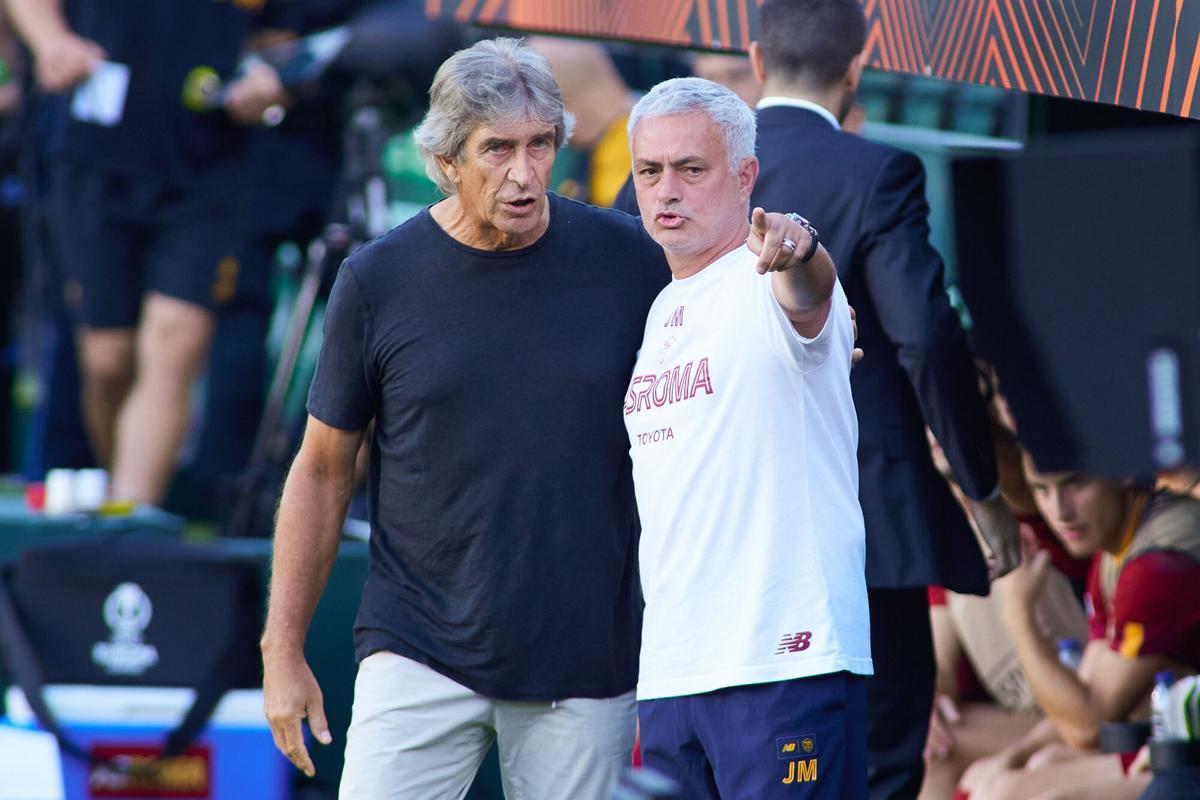 Jose Mourinho, entonces en la Roma, habla con Manuel Pellegrini, ya entrenador del Betis.