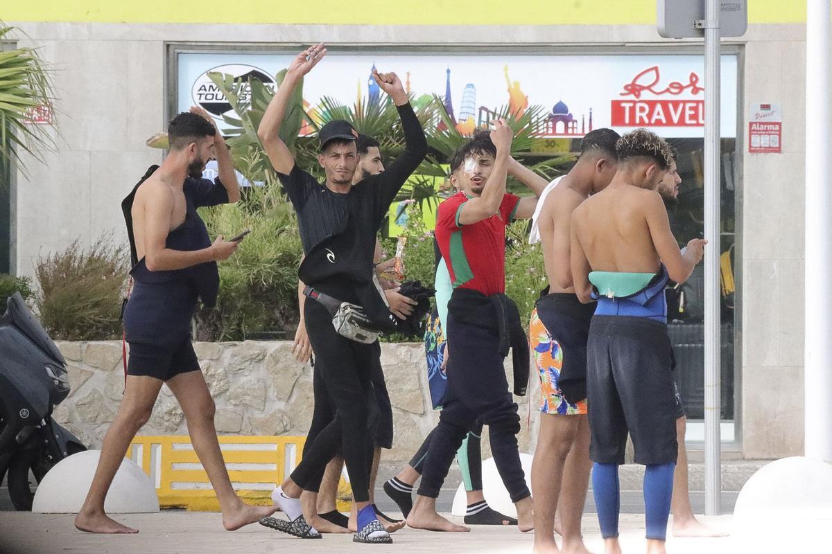 Imagen de varios jóvenes entrando en el Centro de Estancia Temporal de Inmigrantes (CETI) de Ceuta.- EFE/Reduan