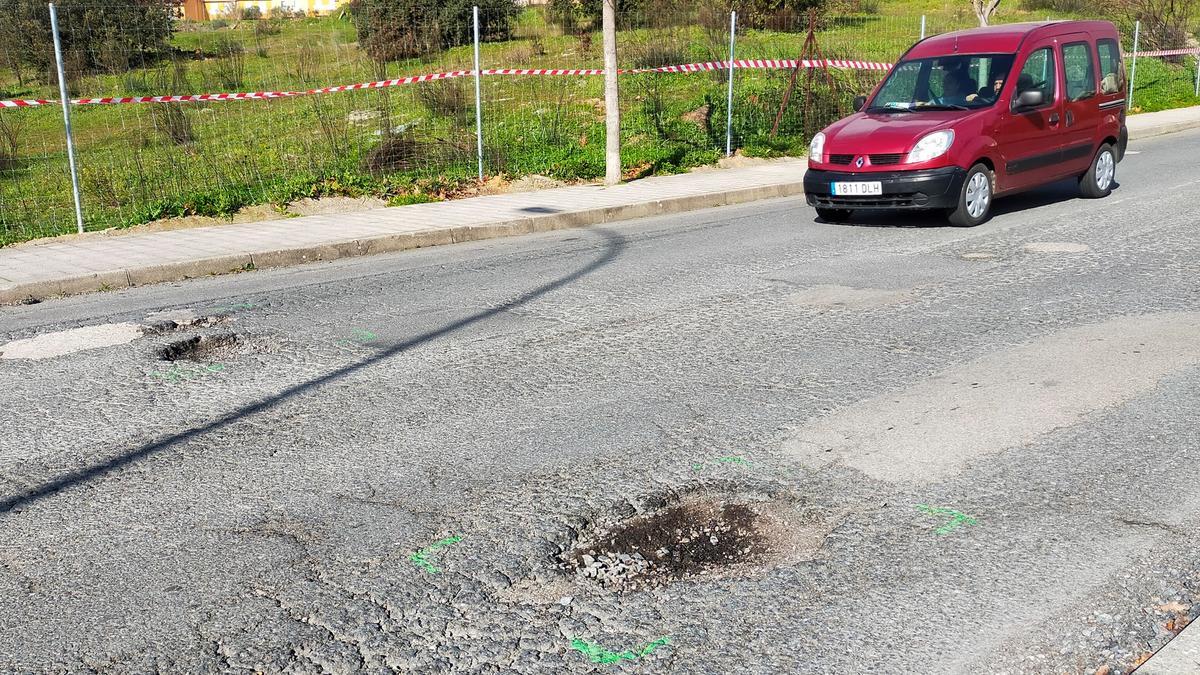 Baches ya señalizados para asfaltar en Plasencia.