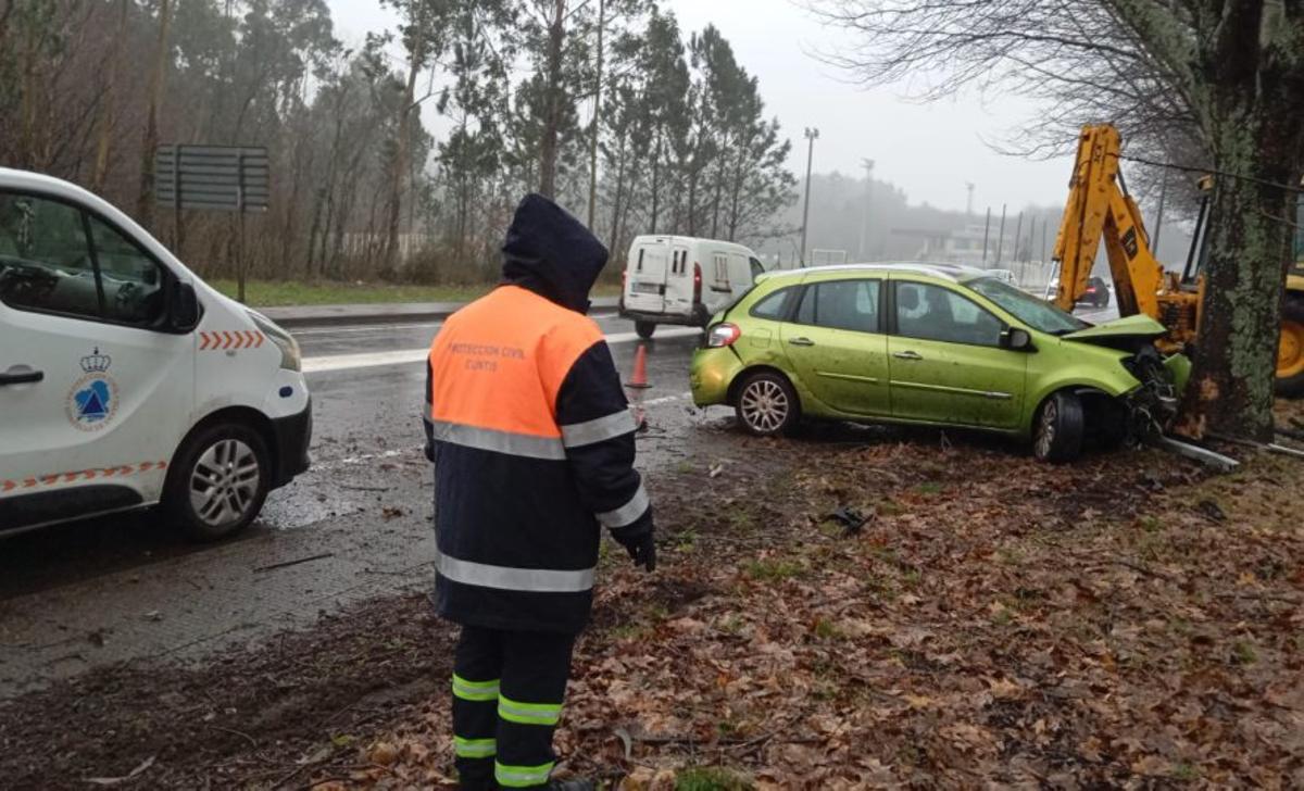 Herido tras chocar contra un árbol en Cuntis | FDV
